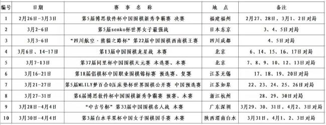 比伯却为了解放双手玩手机，将狗狗的牵引绳拴在了脚上。