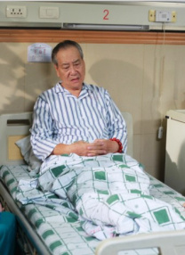 《双龙》曝剧照、首张海报 华盛顿联手沃尔伯格 2013-03-30 日前，由奥斯卡影帝丹泽尔·华盛顿、《泰迪熊》男一号马克·沃尔伯格联袂主演的《双龙》（2 Guns）曝光了首张海报及最新预告片、剧照。